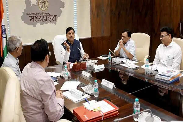 सार्वजनिक स्थलों पर सीसीटीवी और ईको-फ्रेंडली निर्माण को बढ़ावा दें : मुख्यमंत्री डॉ. यादव