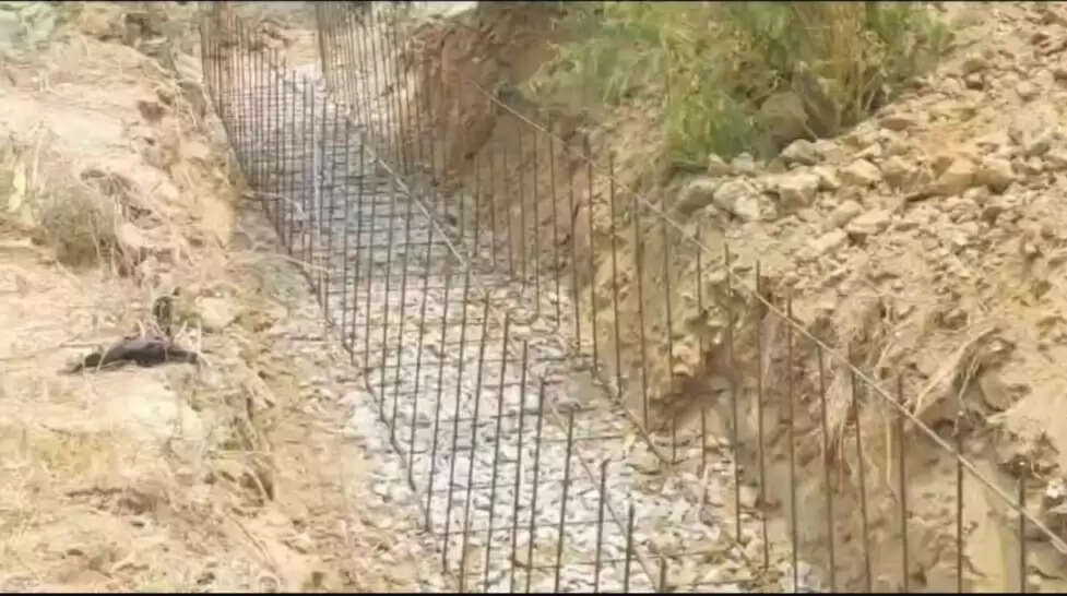 कन्नौज: जिला पंचायत निधि से बन रहे नाले का रुका काम, शुरू हुई घपले की जांच