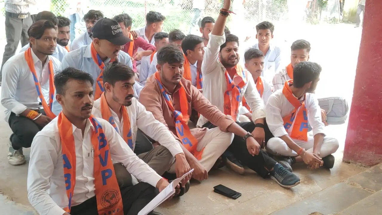 विद्यार्थी परिषद ने लगाया कौशल विकास मिशन के प्रशिक्षण केंद्र में अनियमितता का आराेप,एसडीएम लहरपुर काे साैंपा ज्ञापन