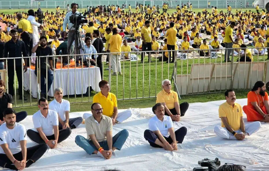 ब्रजेश पाठक ने किया योगाभ्यास, कहा नियमित करें योग रहें निरोग