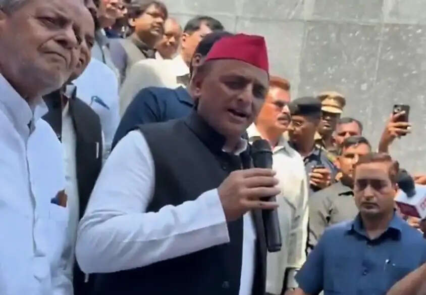 जेपी की जयंती पर अखिलेश यादव का याेगी सरकार पर निशाना, बोले- पैसे की खनक के आगे विचार बेच दिए
