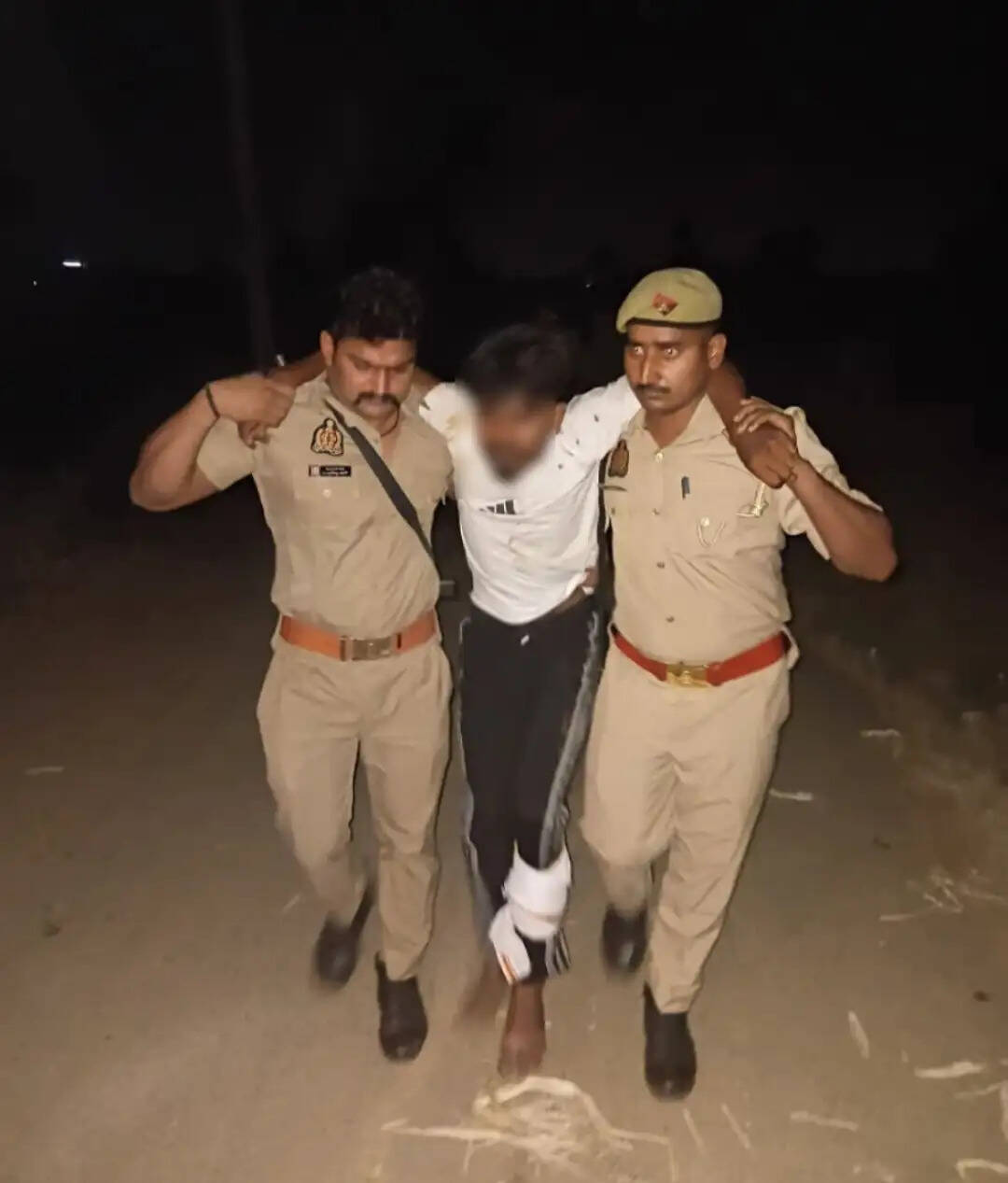 यूपी के हाथरस में मुठभेड़ के बाद पकड़ा गया हत्यारोपित