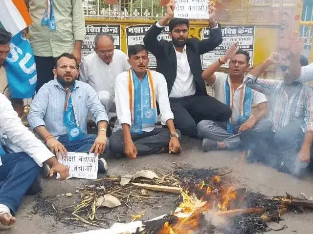 कलेक्ट्रेट के बाहर युवाओं का प्रदर्शन, पीएम का फूंका पुतला