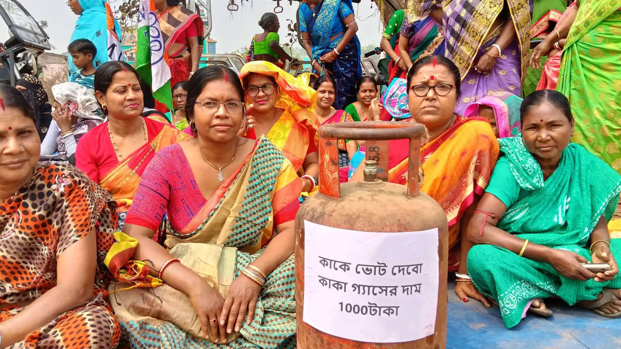 विष्णुपुर में गैस की कीमतों के खिलाफ महिलाओं का अनोखा प्रदर्शन