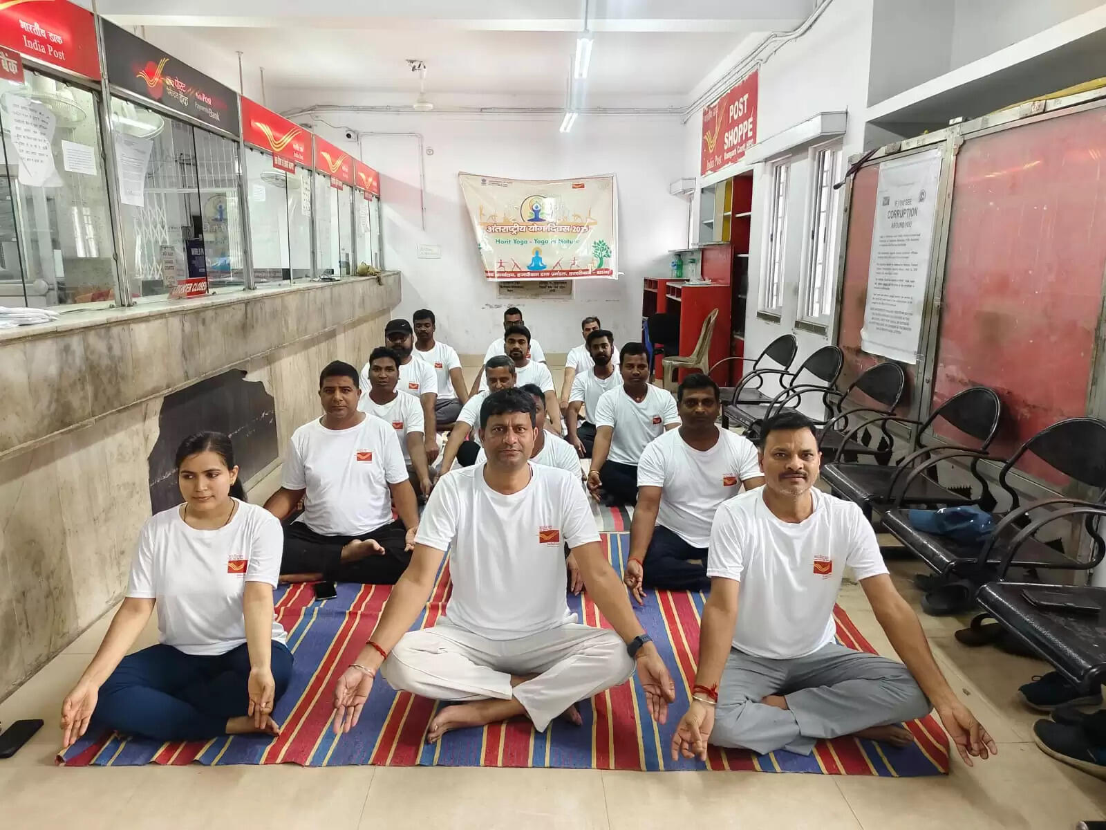 प्रधान डाकघर में कर्मचारियों ने किया योग