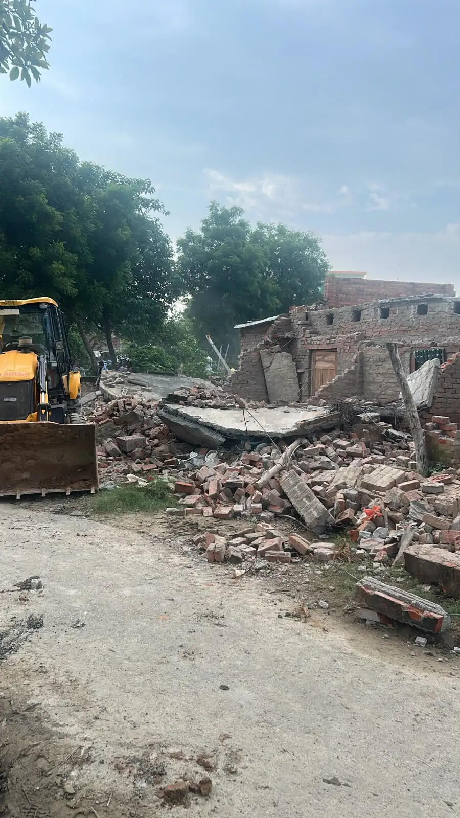 हाईकोर्ट के आदेश पर खलिहान और चकमार्ग की सुरक्षित भूमि से हटाया गया अवैध कब्जा