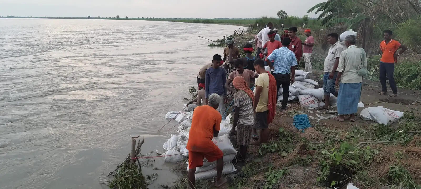 गंडक नदी के भीषण कटाव को लेकर उप मुख्यमंत्री से मिले विधायक सुरेंद्र प्रसाद