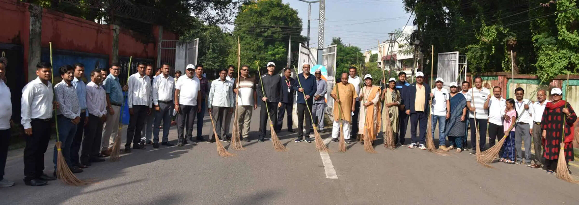 गांधी जयंती पर राज्यपाल रमेन डेका ने चलाया स्वच्छता अभियान