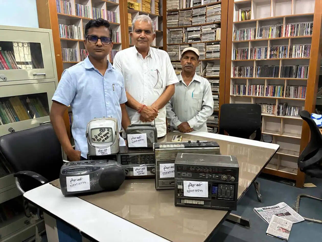 हिसार : रेडियो के प्रति अटूट प्रेम : रमेश कुमार ने आकाशवाणी हिसार संग्रहालय को भेंट किए अपने पसंदीदा सात रेडियो सेट