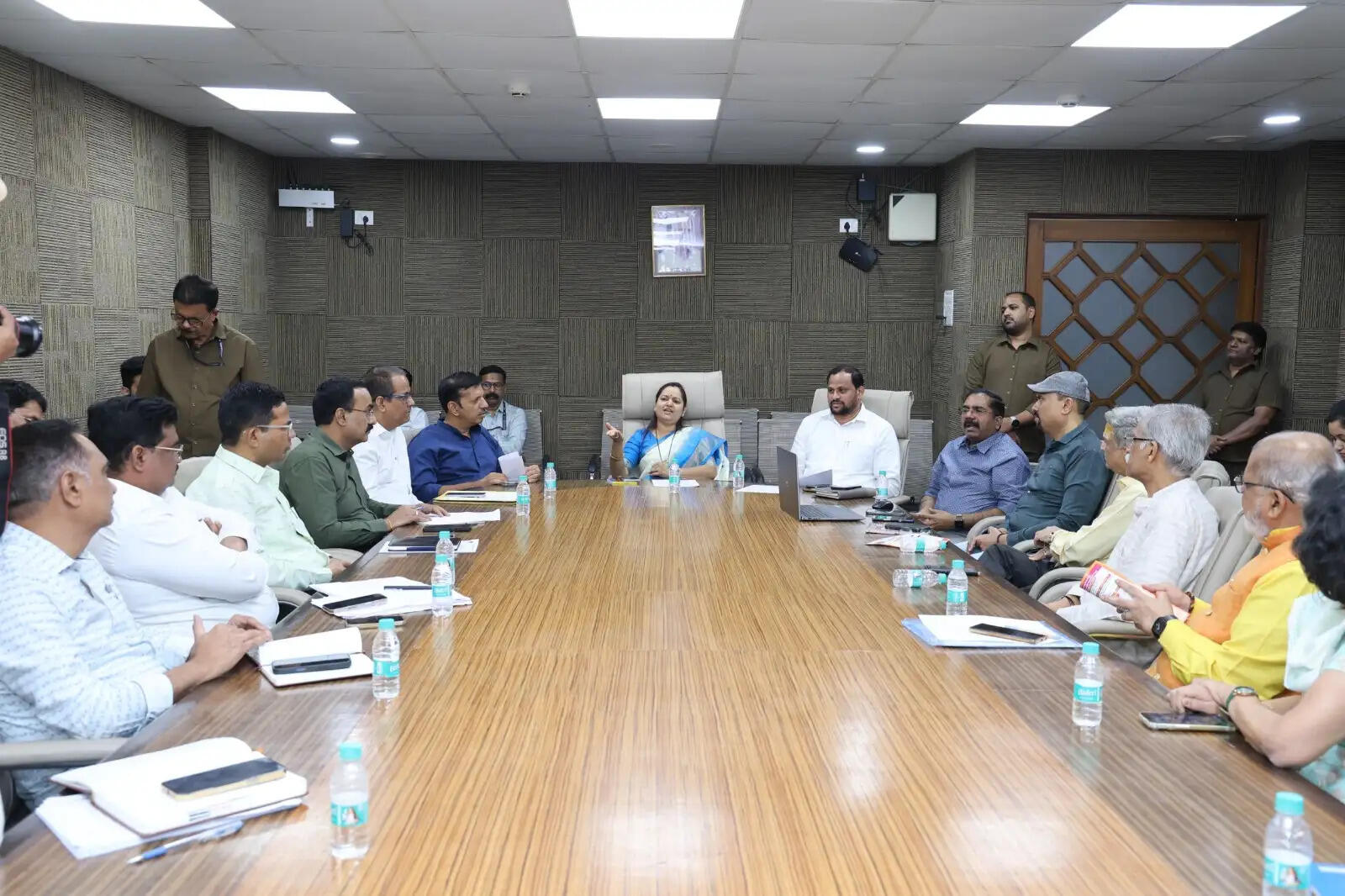 नववर्ष स्वागत यात्रा मे लोग बड़ी संख्या में हिस्सा ले _ठाणे महापौर