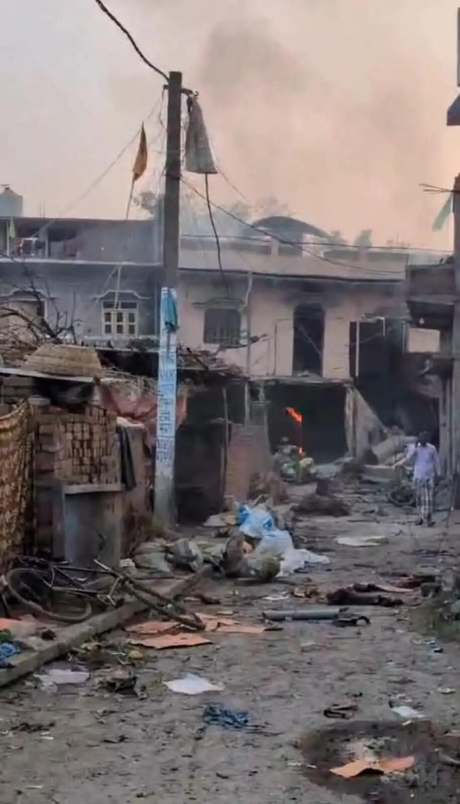 बिहार के सीवान में पटाखा कारखाने में भीषण विस्फोट एक ही परिवार के तीन की मौत