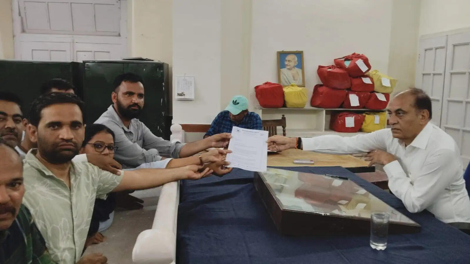 दिवंगत निविदा कार्मिक के परिजनों को न्याय दिलाने की मांग