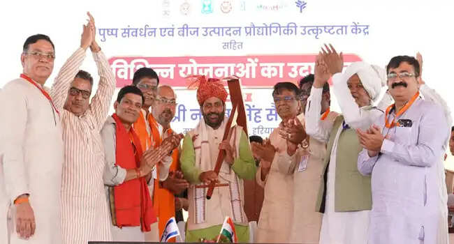 मुख्यमंत्री ने किसानों को प्रदान किए पुष्प रत्न एवं पुष्प सम्मान पुरस्कार