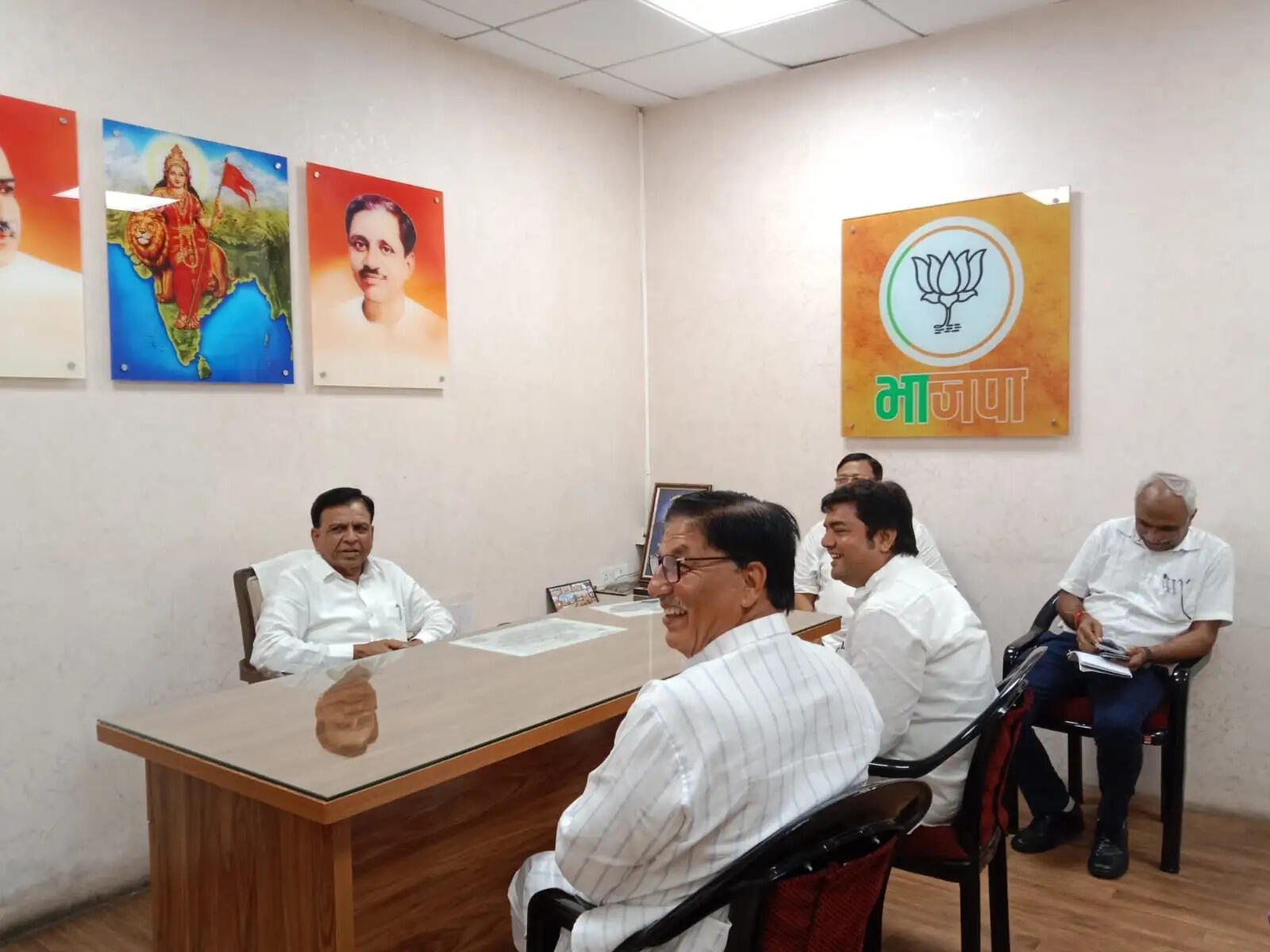 उप मुख्यमंत्री जगदीश देवड़ा ने भाजपा प्रदेश कार्यालय में सुनीं कार्यकर्ताओं की समस्याएं