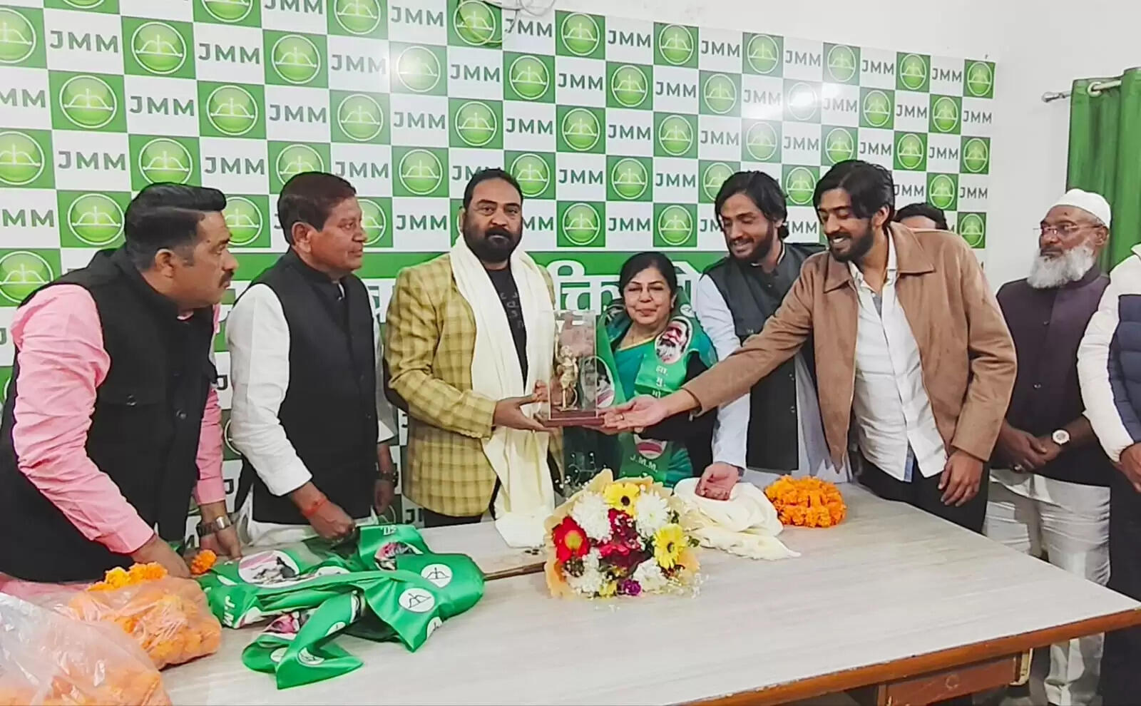 निकाय चुनाव से पहले पलामू में झामुमो को मजबूती, पूर्व नगर परिषद अध्यक्ष पूनम सिंह समर्थकों संग पार्टी में शामिल