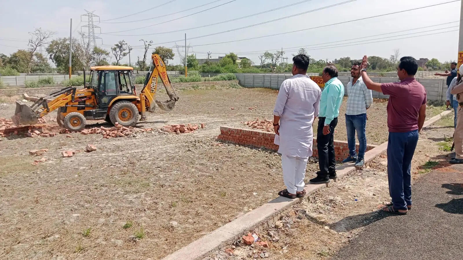 औरैया में अवैध प्लाटिंग ध्वस्त, पांच एकड़ भूमि पर प्रशासन ने की सख्त कार्रवाई