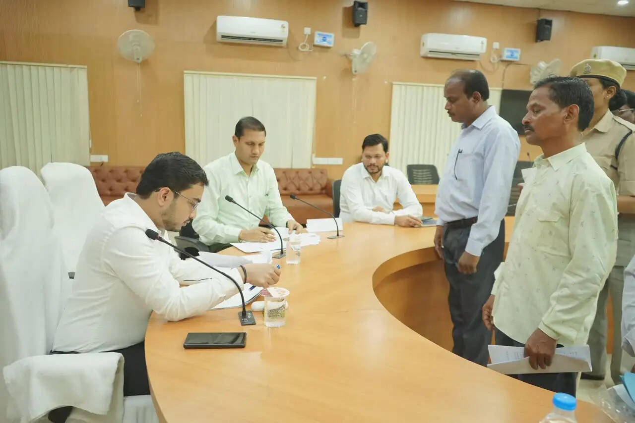 सीईओ ने जनदर्शन में सुनीं आमजनों की समस्याएं, समय-सीमा में निराकरण के दिए निर्देश