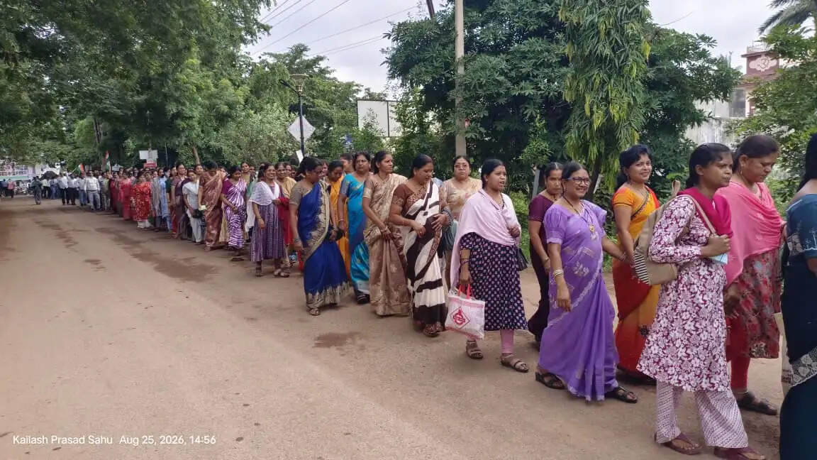 टीईटी की अनिवार्यता समाप्त करने समेत पांच सूत्री मांगों को लेकर शिक्षकों ने कलेक्ट्रेट घेरा