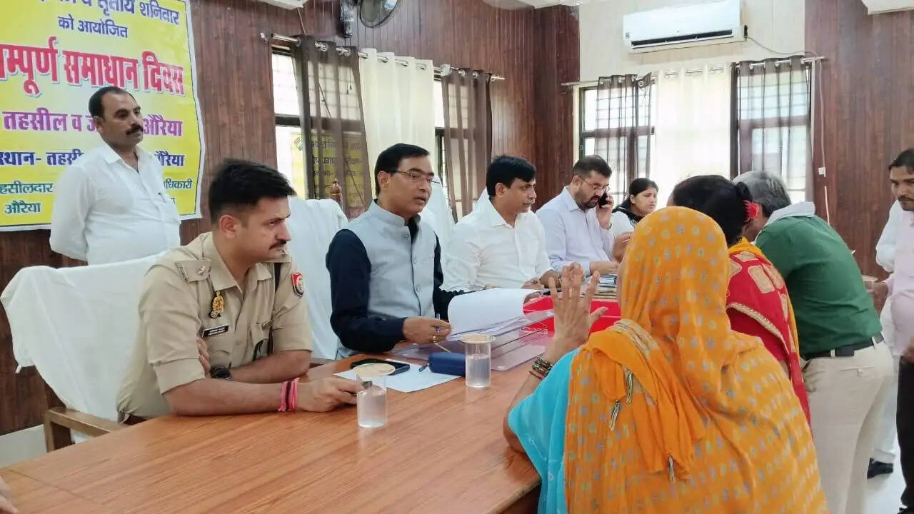 सम्पूर्ण समाधान दिवस में 95 शिकायतें, 10 का मौके पर निस्तारण