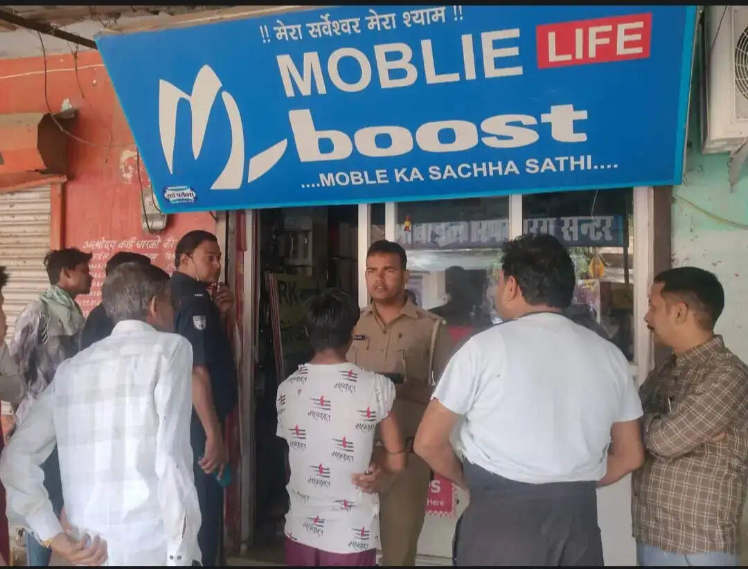 मोबाइल दुकान में लाखों की चोरी, पुलिस कर रही जांच