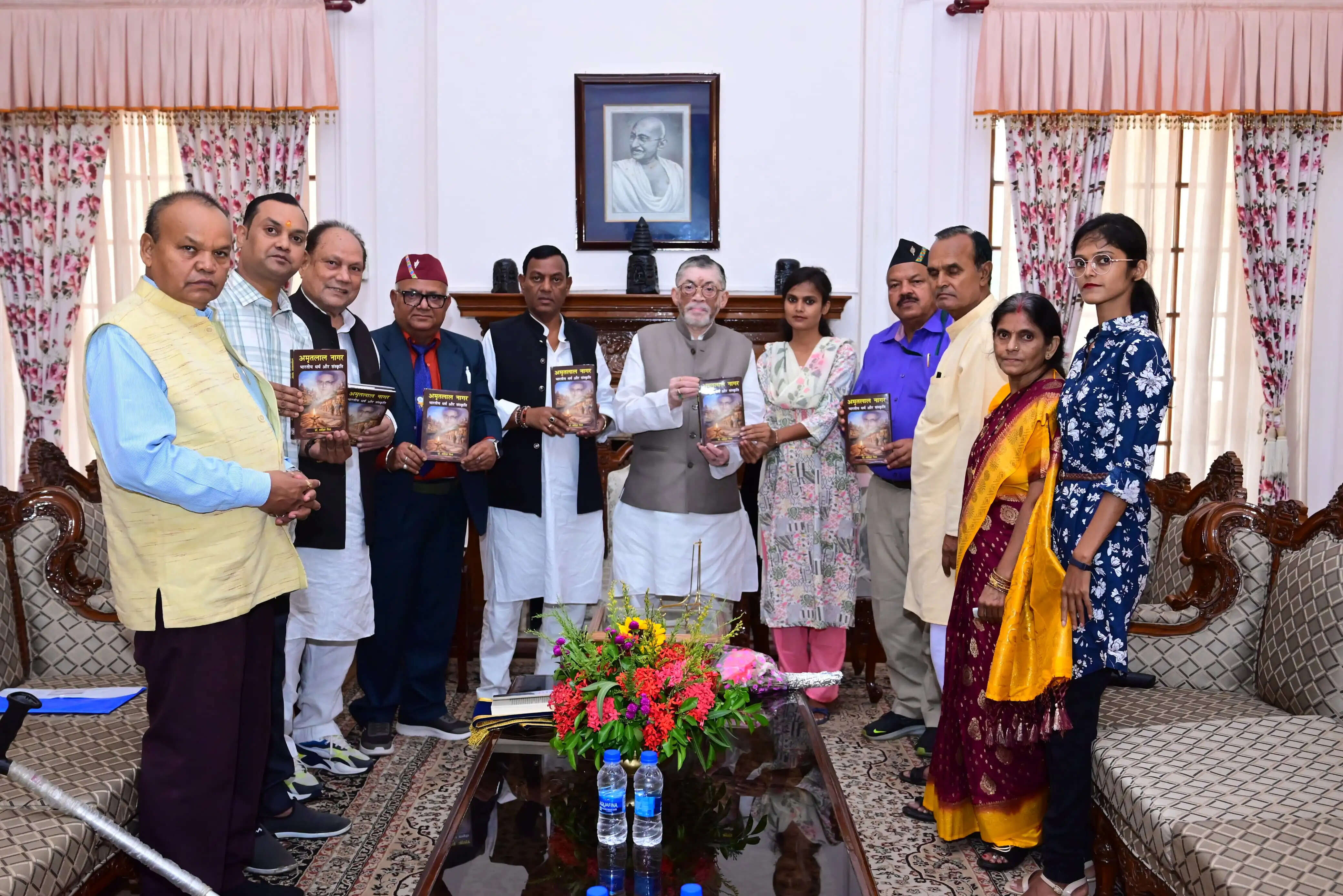 राज्यपाल संतोष कुमार गंगवार ने 'अमृतलाल नागर : भारतीय धर्म व संस्कृति' पुस्तक का अनावरण किया