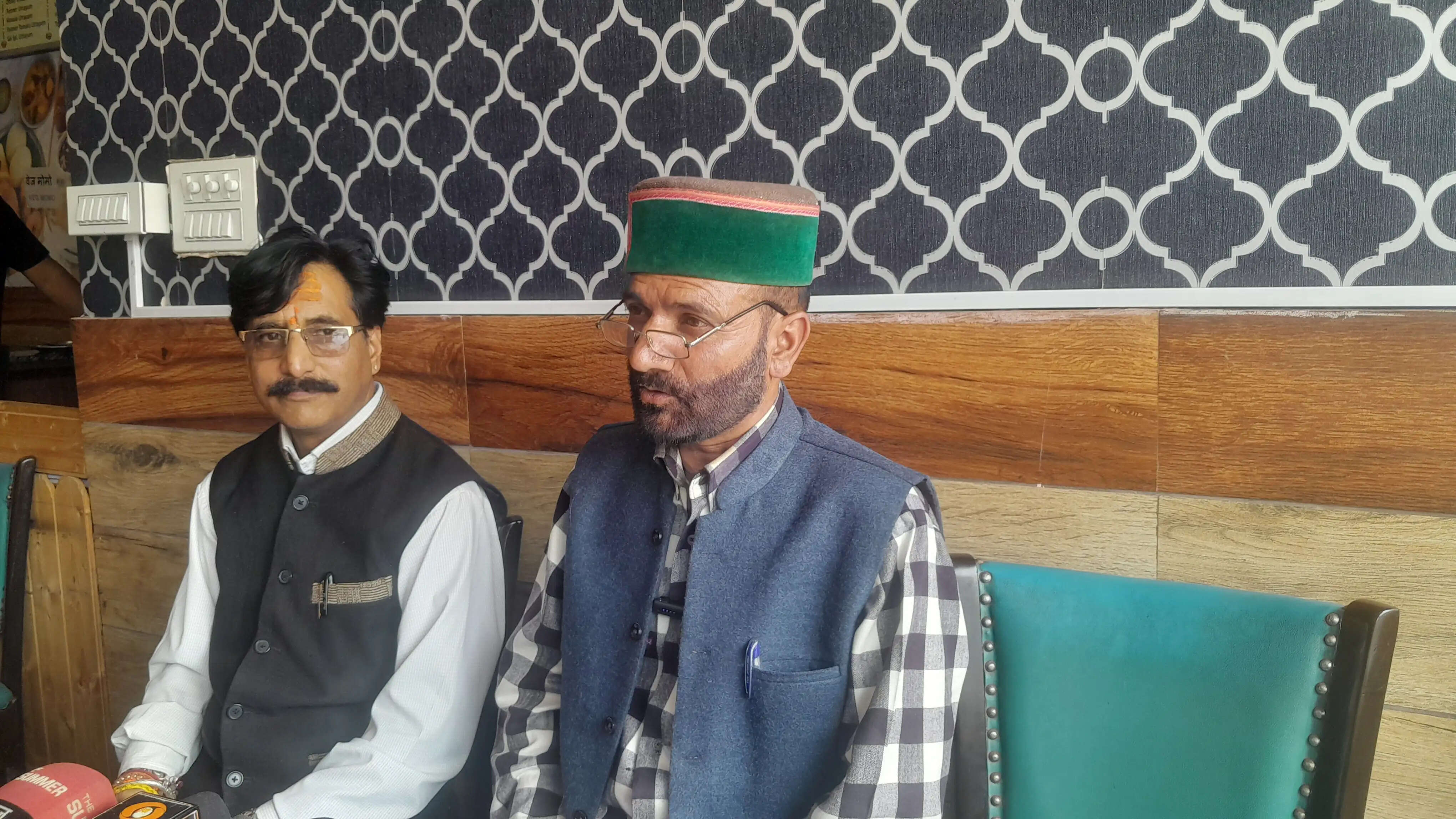 बागी कांग्रेसियों ने जिलाध्यक्ष चंपा ठाकुर से मांगा इस्तीफा