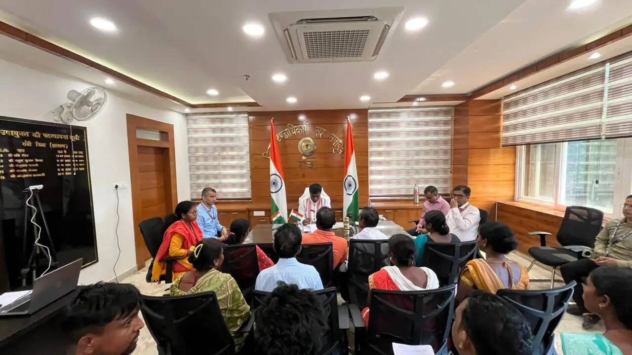 जनता दरबार में आये दिव्यांग को मिली इलेक्ट्रिक ट्राइसाइकिल