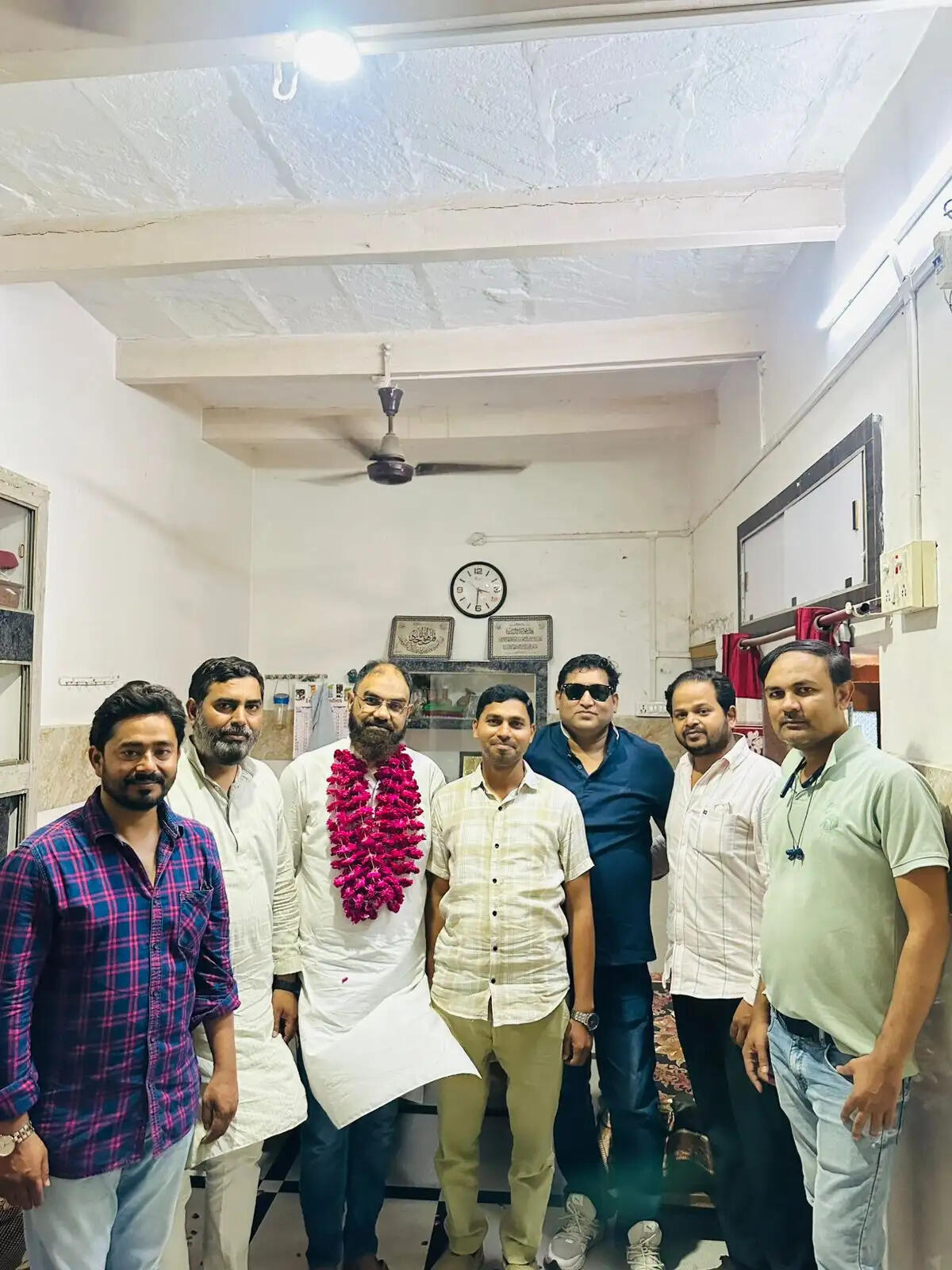 जौनपुर से हज यात्रियों का जत्था रवाना, भावुक माहौल में दी गई विदाई