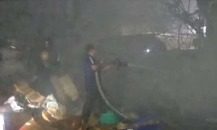 फैक्टरी में आग लगने से लाखों का नुकसान