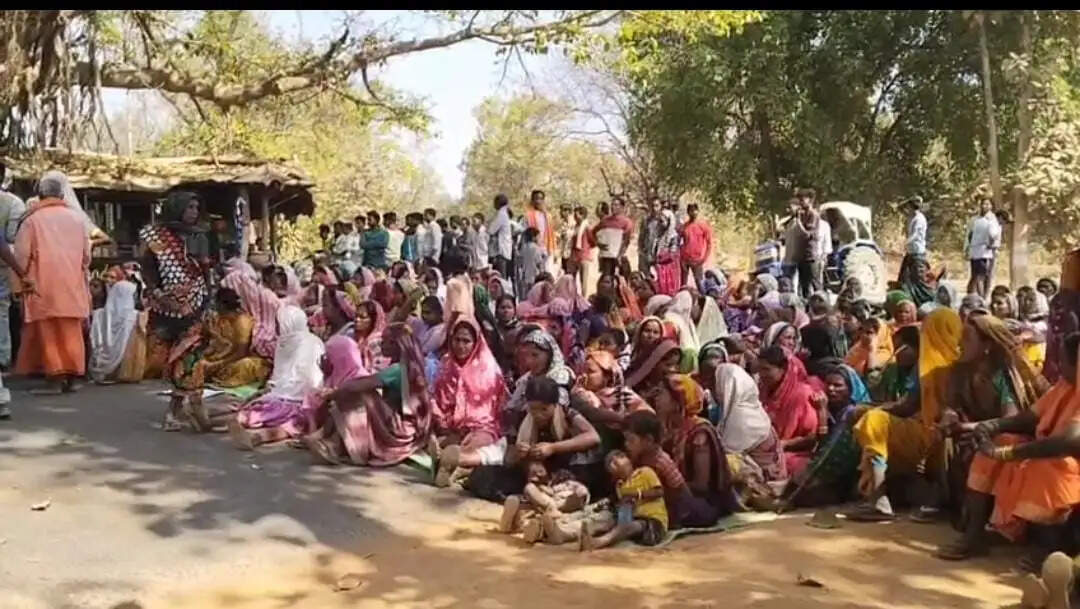 कोल ब्लॉक आवंटन व ड्रोन सर्वे के विरोध में ग्रामीणों का चक्का जाम, 6 घंटे बाद प्रशासनिक आश्वासन पर खत्म हुआ आंदोलन