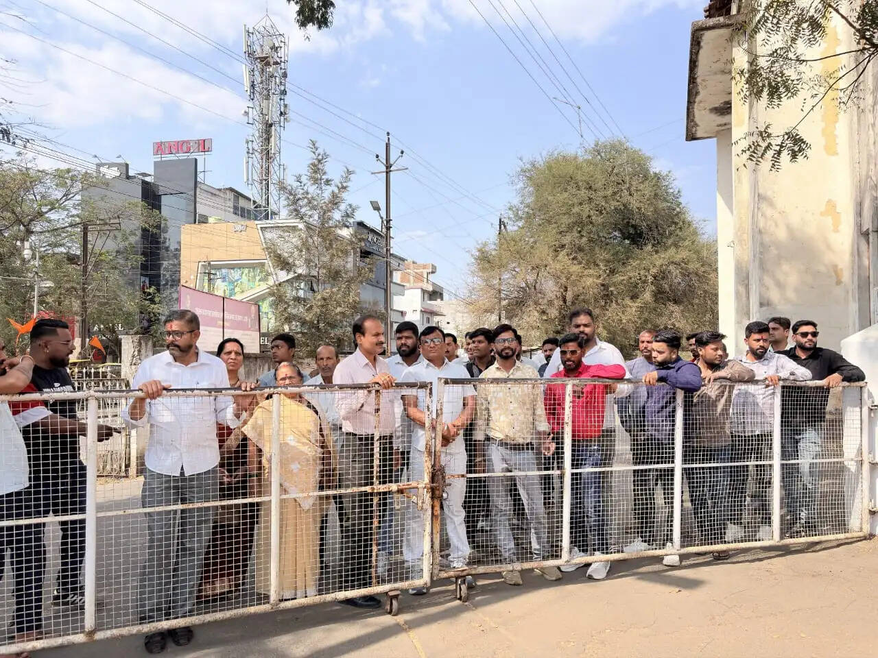 चंदनगांव में शराब दुकान हटाने की मांग तेज, रहवासियों ने कलेक्टर को सौंपा ज्ञापन