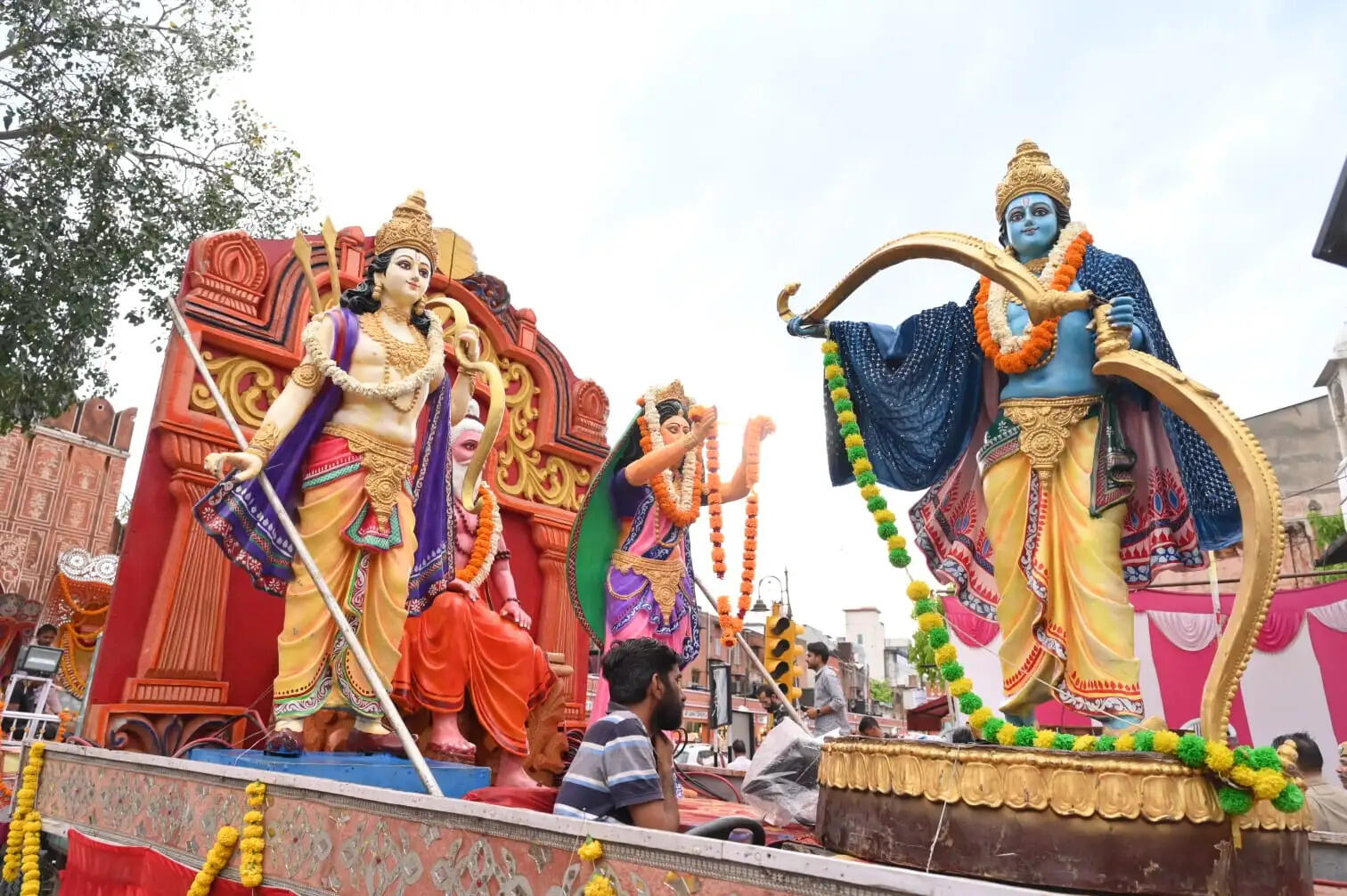 वीर बजरंग बली अपने आराध्य भगवान श्रीराम—माता जानकी के साथ नगर भ्रमण पर निकले