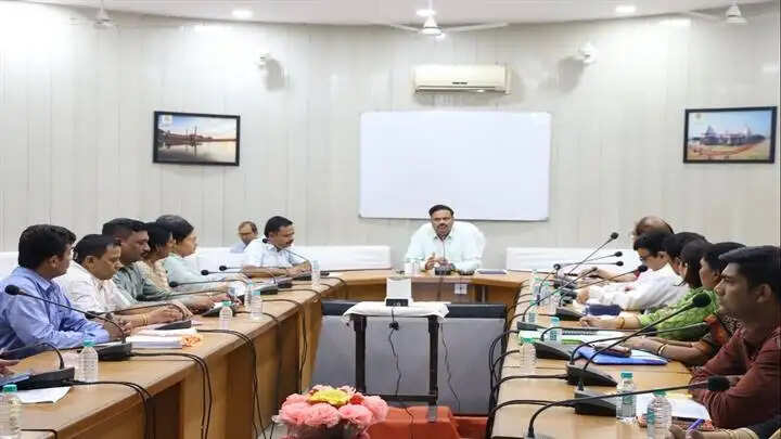 शिकायतों एवं प्रकरणों के निराकरण को सर्वोच्च प्राथमिकता दें अधिकारी : संभागायुक्त शर्मा
