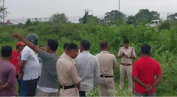 झाड़ियों से युवक का निर्वस्त्र शव बरामद, हत्या की आशंका