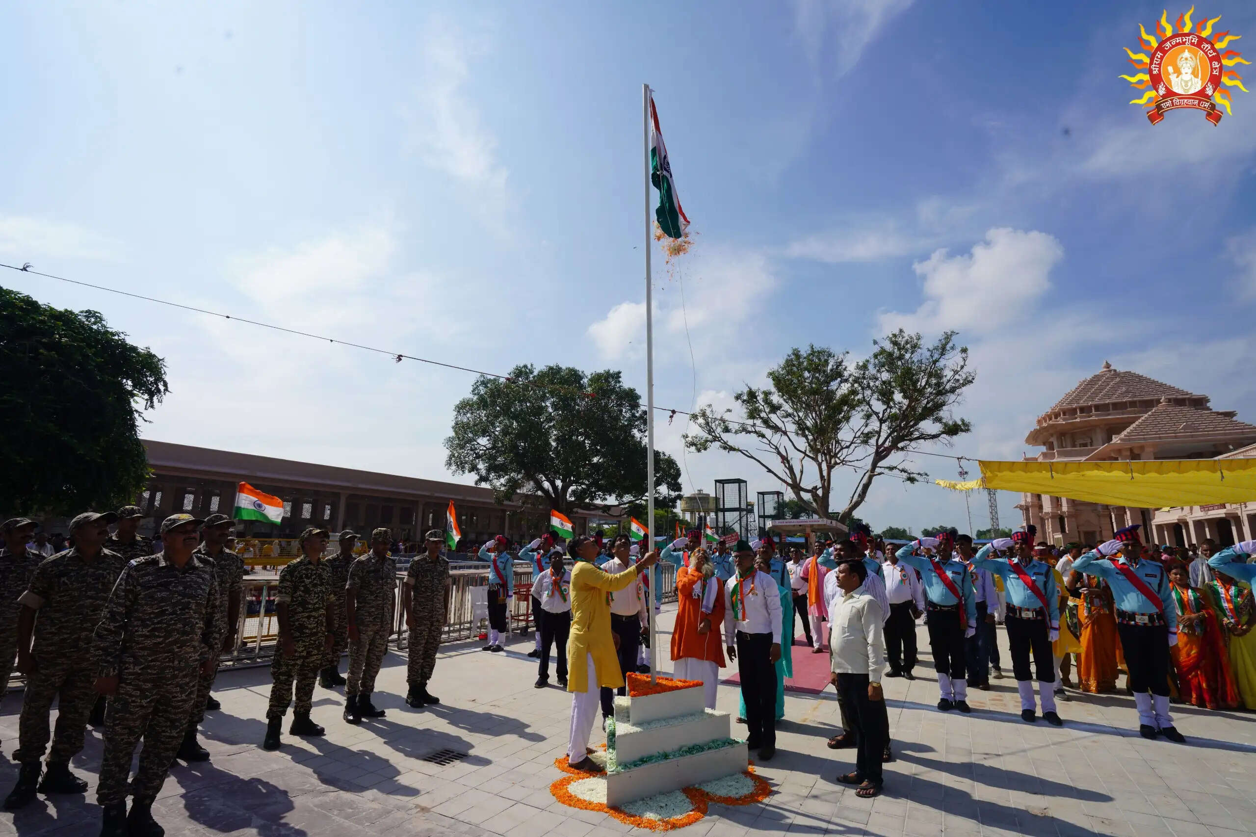 श्रीराम जन्मभूमि परिसर में दो स्थानों पर फहरा&nbsp;तिरंगा