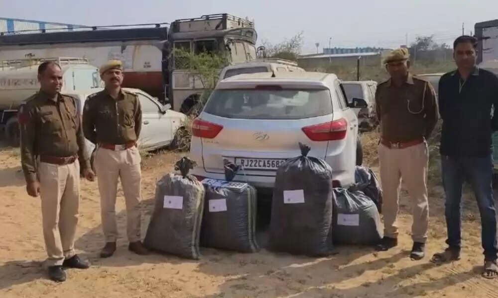 खेत की ताराबंदी में दुर्घटनाग्रस्त हुई कार : तस्कर भागे, 73.2 किलो अवैध डोडा पोस्त बरामद