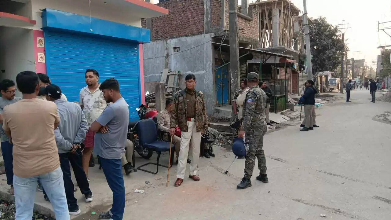 सिलीगुड़ी में दो गुटों के बीच हिंसक झड़प, जमकर हुई पत्थरबाजी