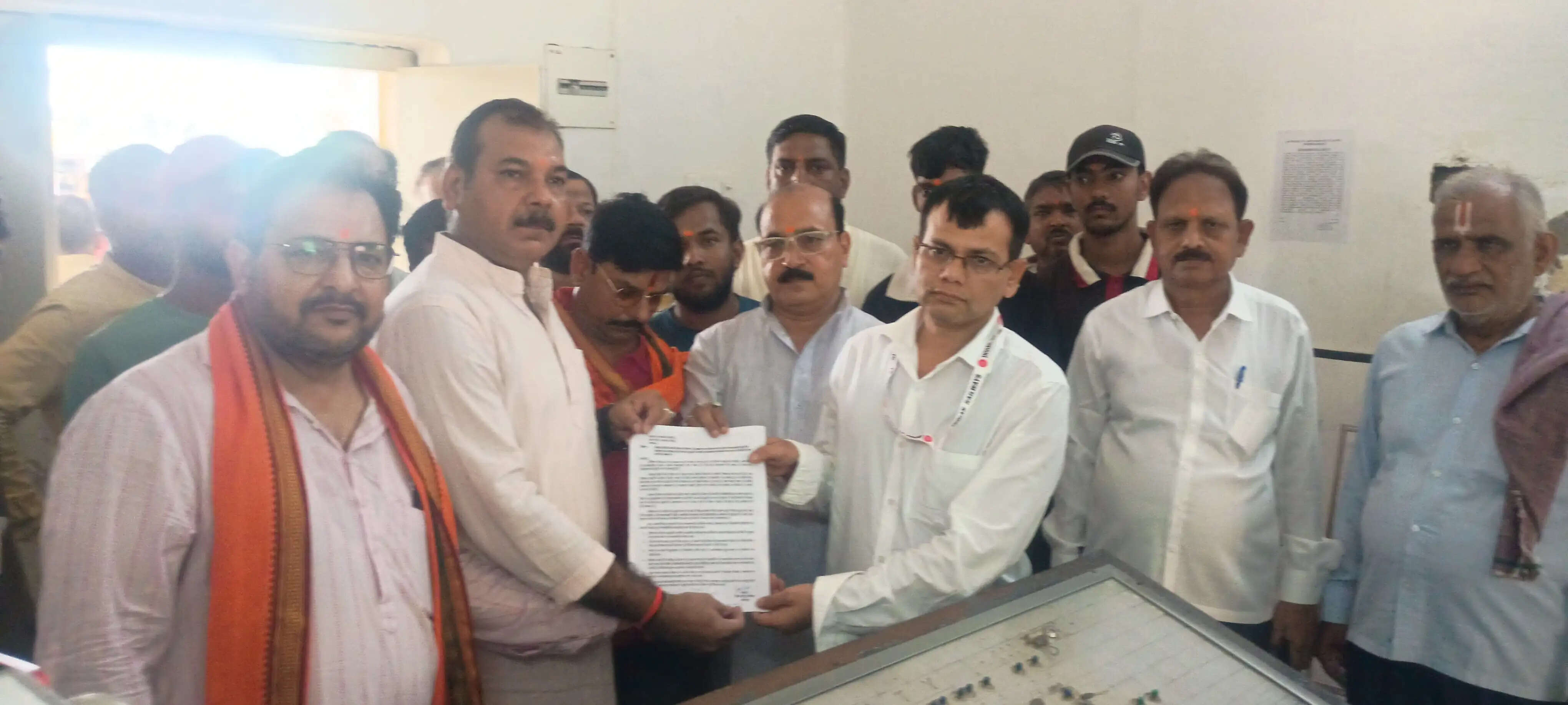 जौनपुर सिटी स्टेशन पर मंदिर के बगल शौचालय बनने का विहिप ने किया विरोध, सौंपा ज्ञापन