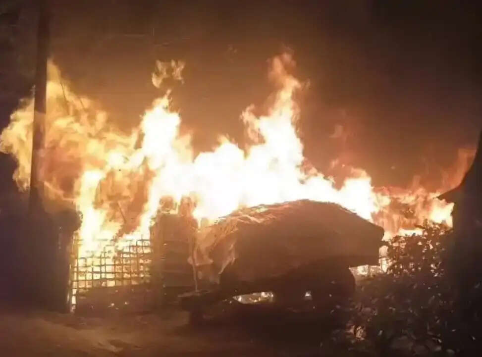 सुपौल में भीषण अगलगी से पांच घर राख, सिलेंडर ब्लास्ट से बढ़ी तबाही; लाखों की संपत्ति जलकर राख