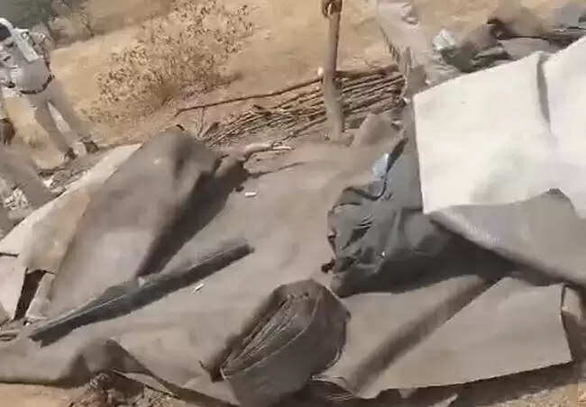 खंडवाः वनभूमि से कब्जा हटाने पहुंचे डिप्टी रेंजर की आदिवासियों को धमकी, बोले- यहीं तुम्हारी कब्र खोदूंगा