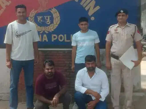 पलवल : टीन शेड में बन रहे थे अवैध पटाखे, पुलिस ने दो आराेपी दबोचे