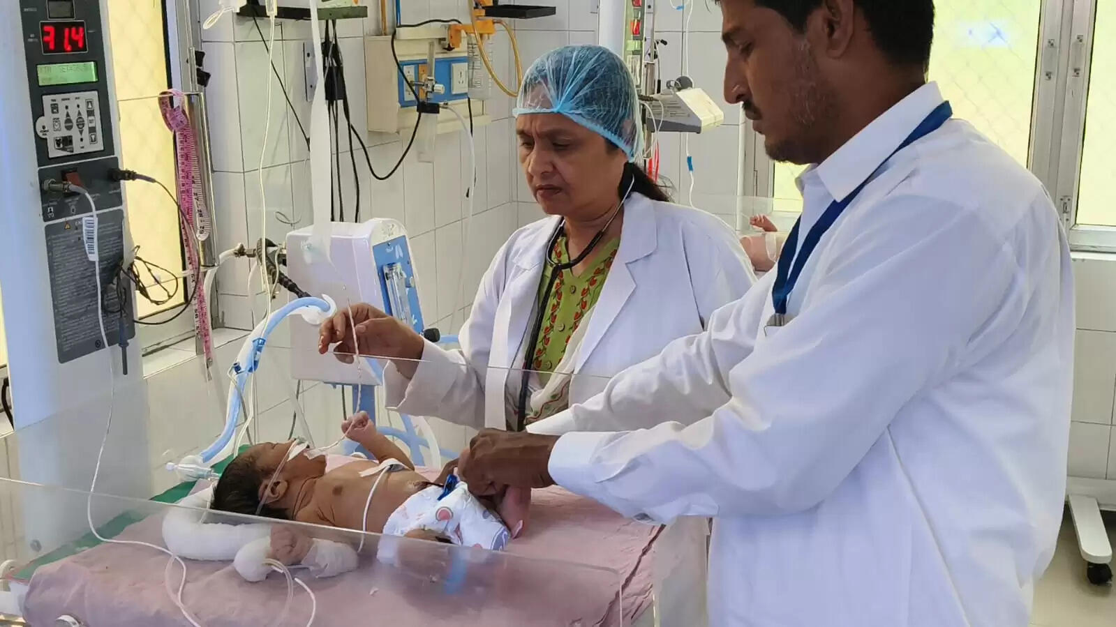 चलती ट्रेन में टीटीई को बंद बैग में मिला नवजात