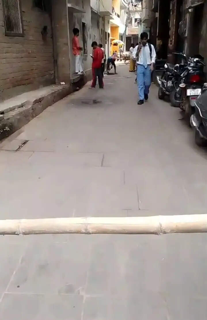 वाराणसी : हबीबपुरा में गलियों की मरम्मत के कारण रोका गया रास्ता, वाहन चालकों में भारी आक्रोश