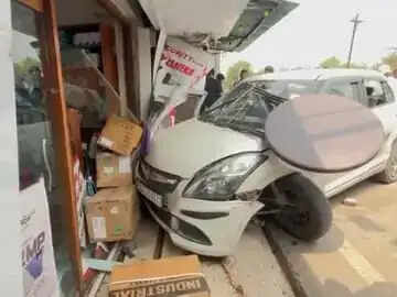 कोरबा : नशे में धुत युवकों की कार दुकान में जा घुसी, बड़ा हादसा टला, जनहानि नहीं