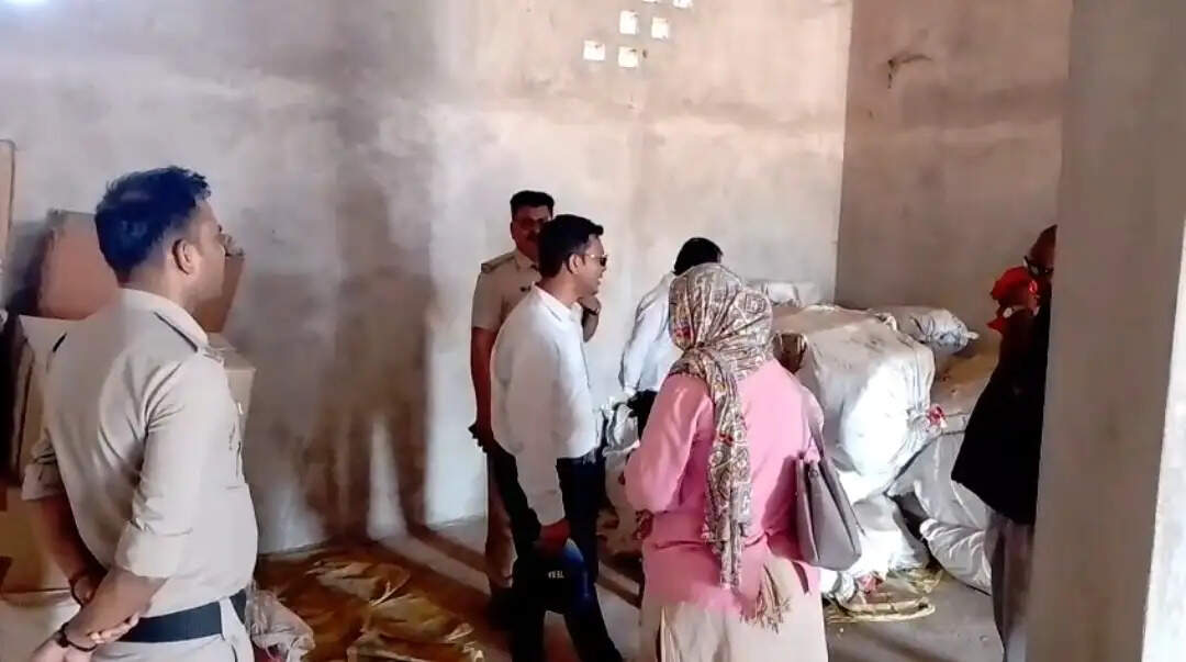 अवैध पटाखा भंडारण के खिलाफ प्रशासन सख्त, पनागर में एसडीएम ने चलाया जांच अभियान