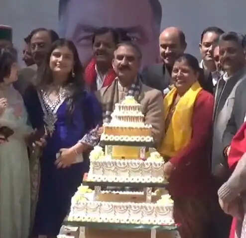 मुख्यमंत्री सुक्खू के 62वें जन्मदिन पर जुटे समर्थक, केक काटा, नाटी डालकर मनाया जश्न