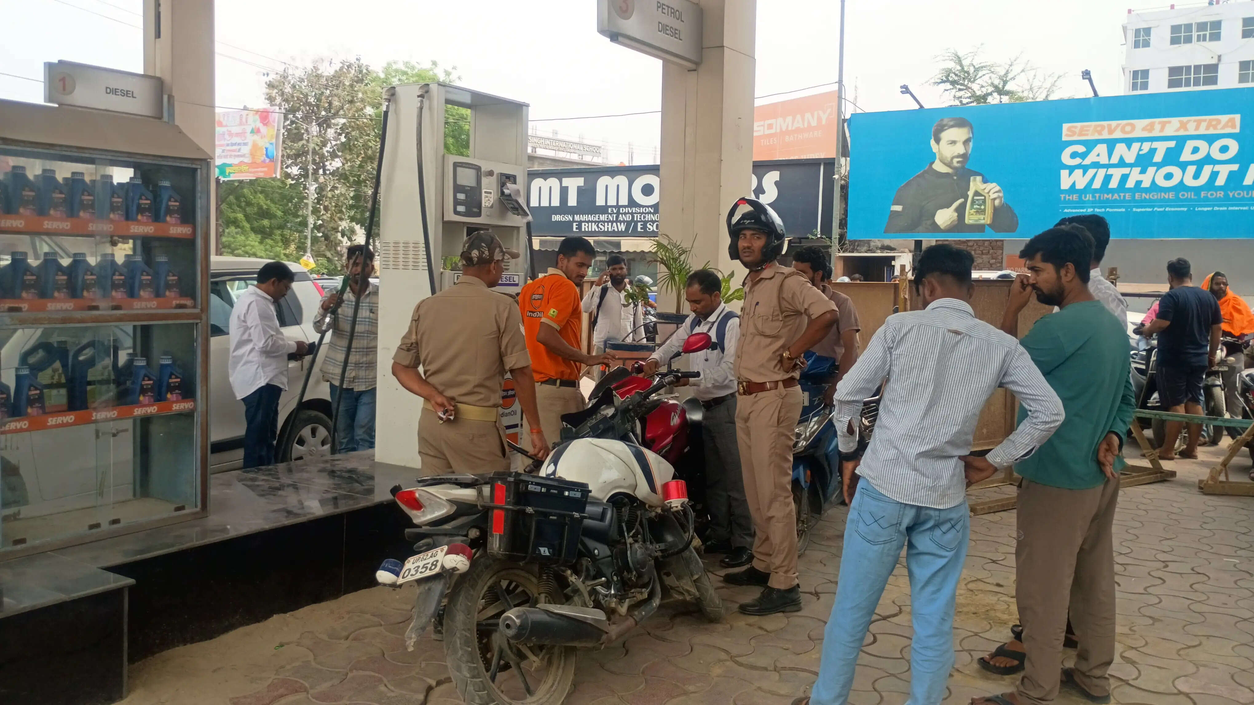 जौनपुर में पेट्रोल-डीजल को लेकर अफवाह से पंपों पर भीड़ जुटी