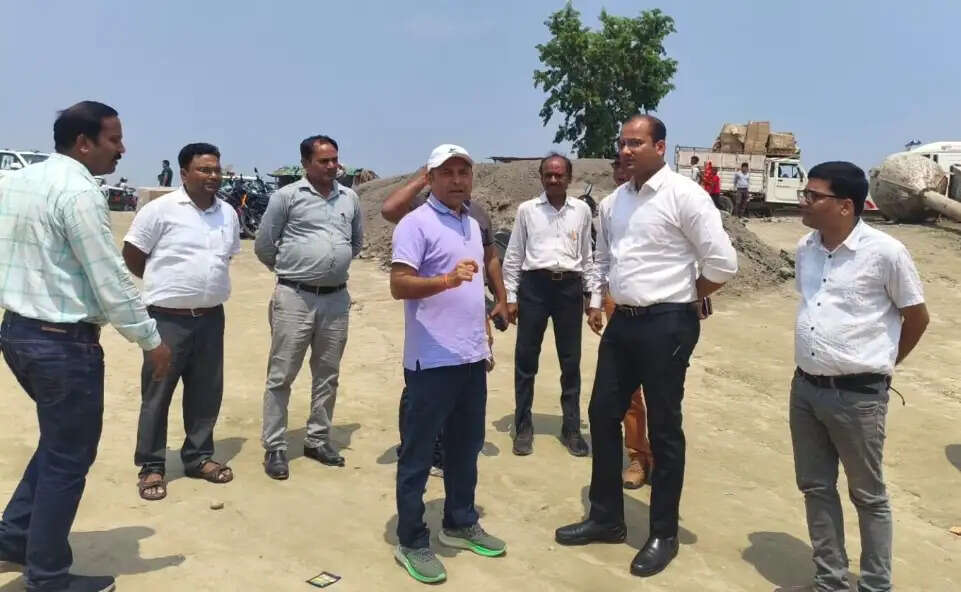 डीएम ने घाट का किया निरीक्षण, दिए कई निर्देश