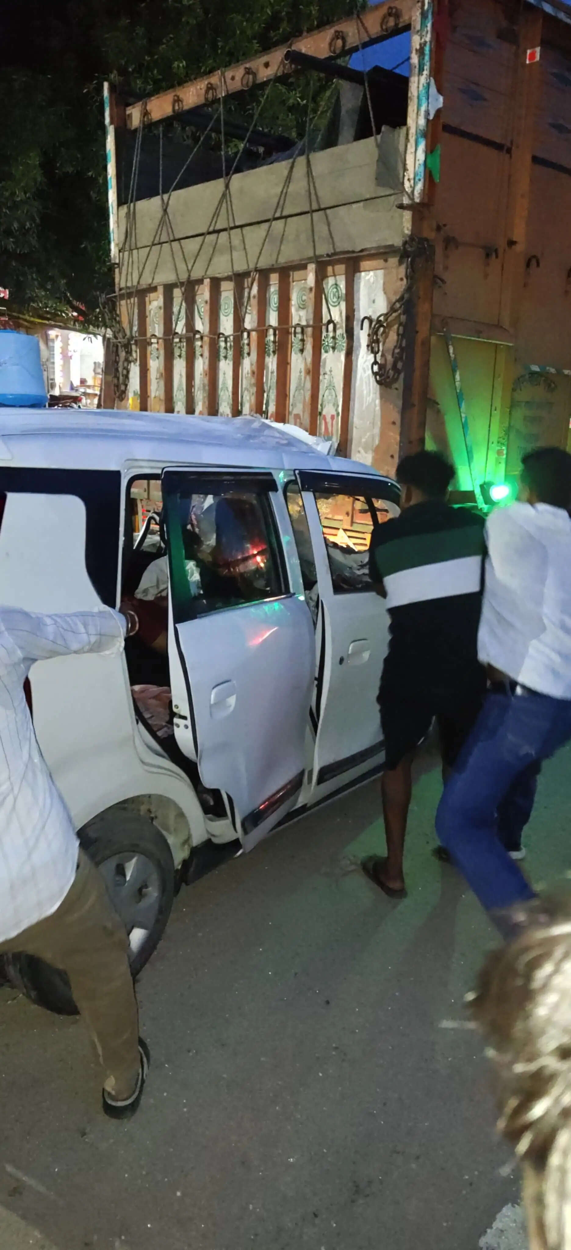 बाबा विश्वनाथ दर्शन कर लौट रहे श्रद्धालुओं की कार ट्रक से टकराई, दो की मौत, तीन घायल जिला अस्पताल में भर्ती