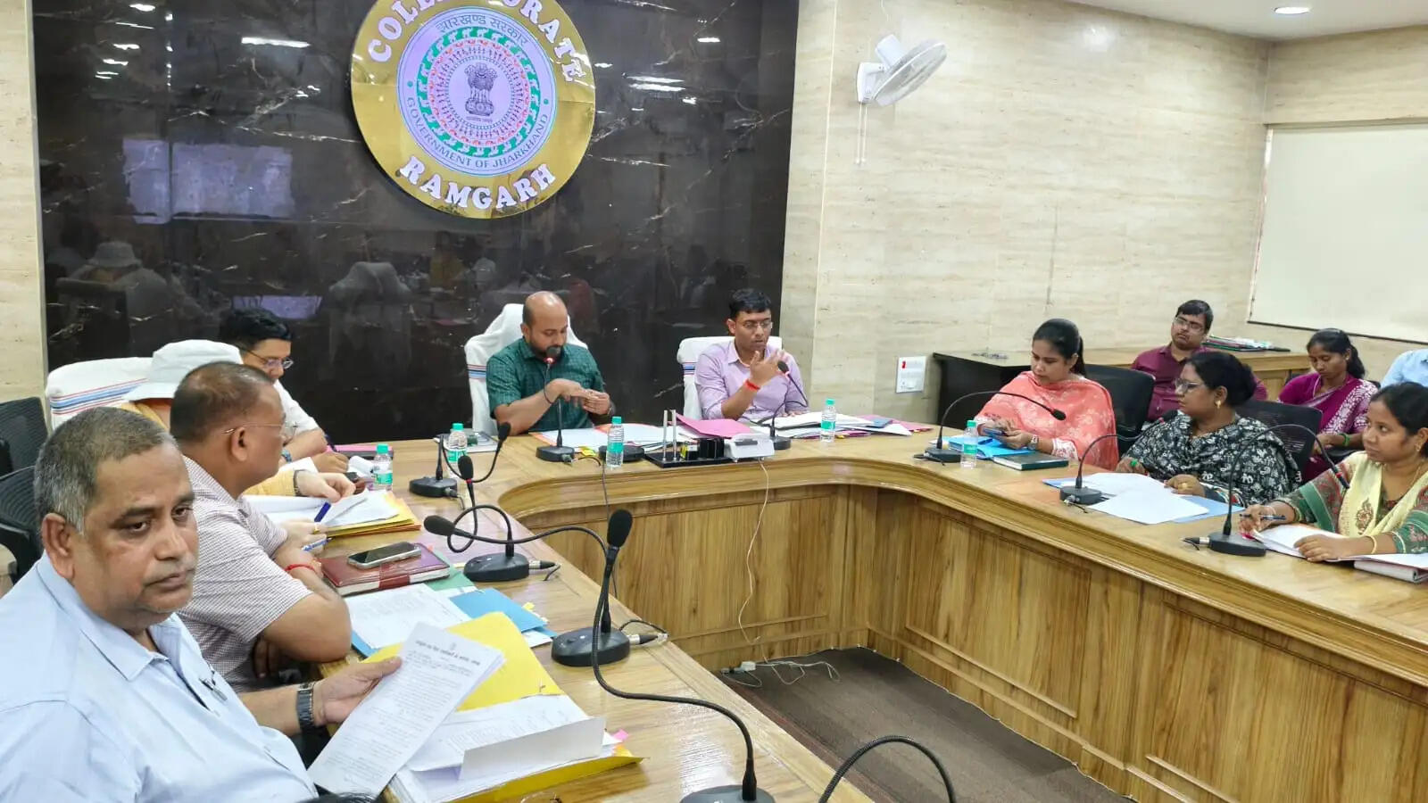 बच्चों का आधार कार्ड बनाने के कार्य में सुस्ती पर डीसी ने एजेंसी को लगाई फटकार